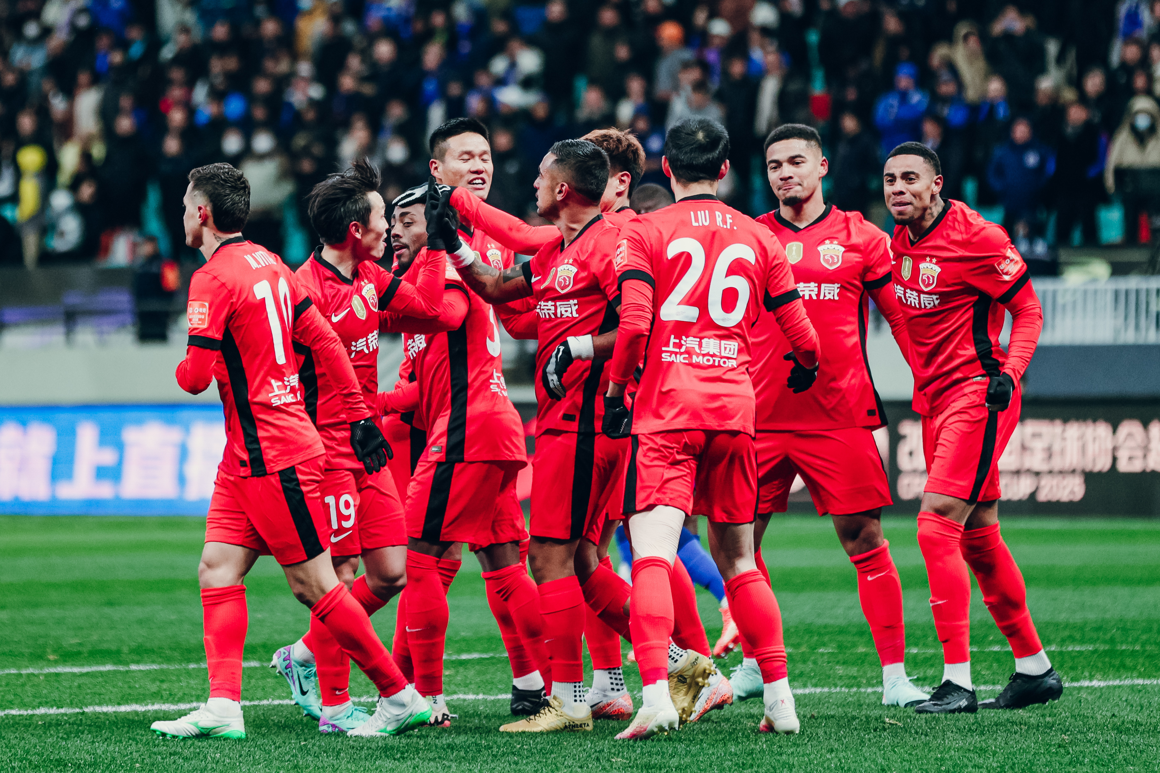 威廉希尔app-足球联赛烽烟四起，各队团战擂台热烈