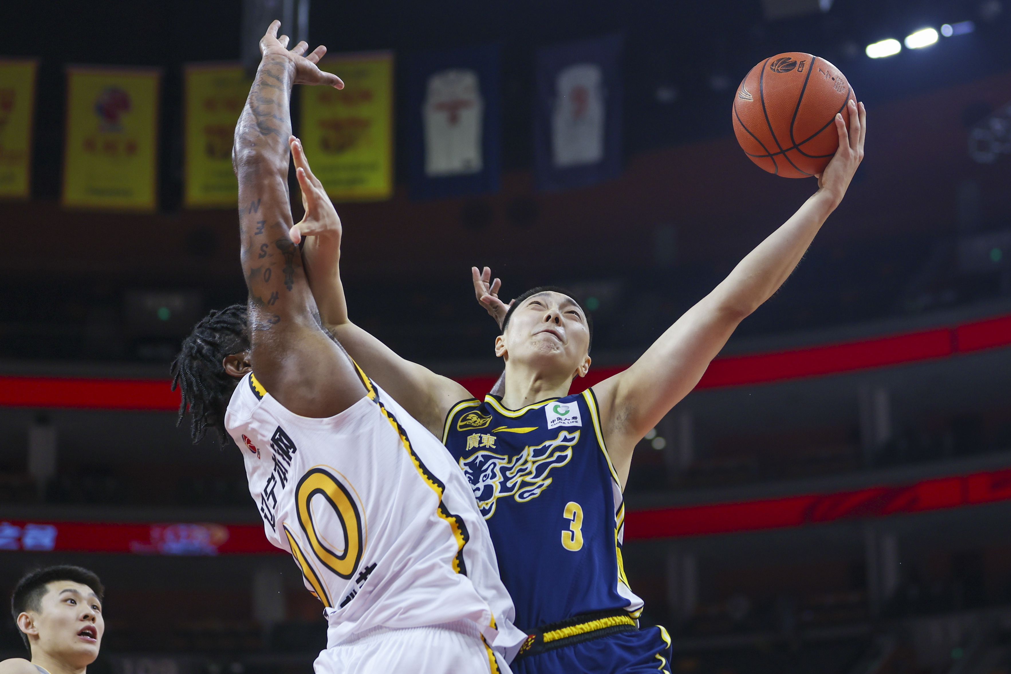 威廉希尔官网-新一轮篮球比赛激战，球员们拼尽全力