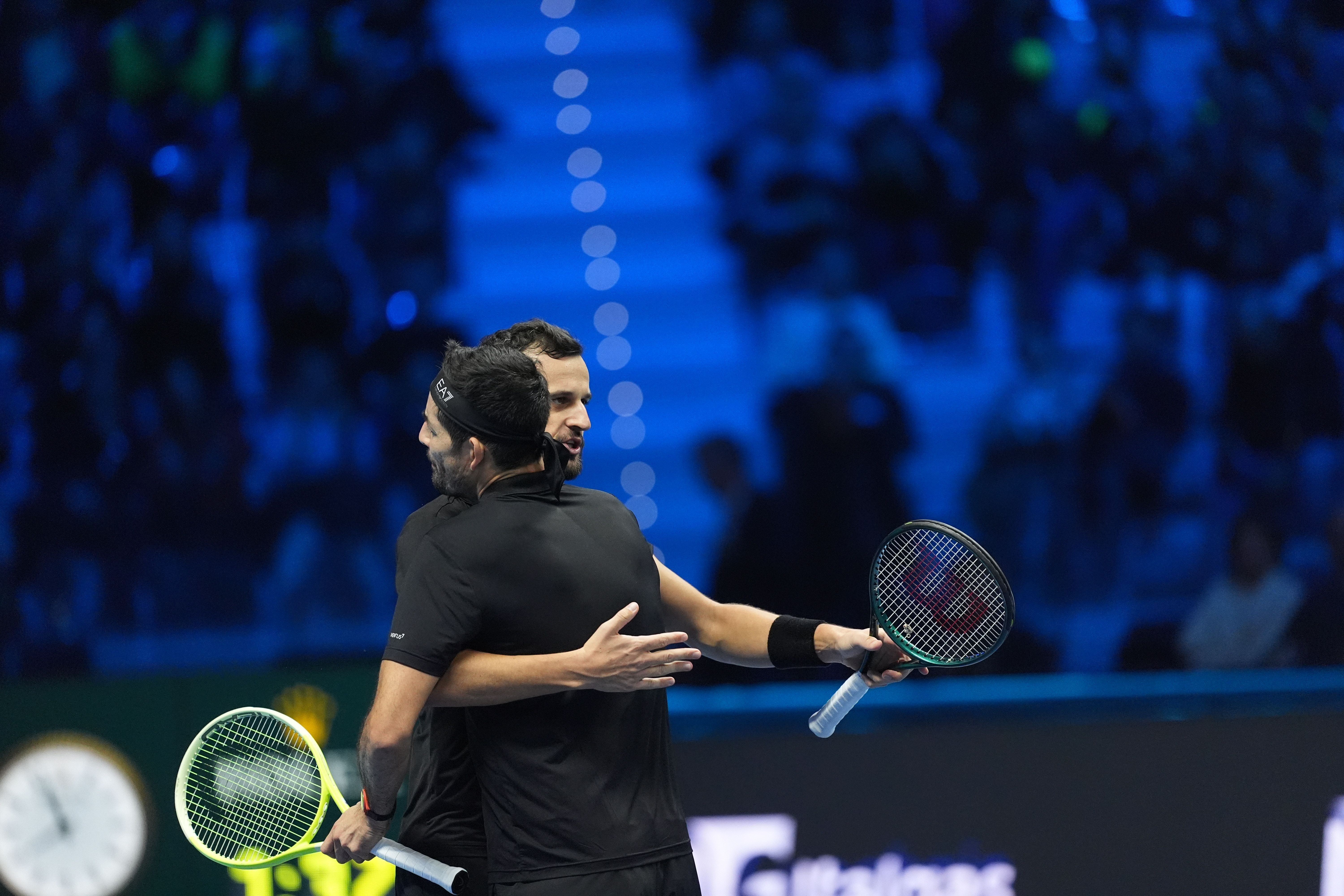 网球男子双打决赛对决,瑞士选手实力碾压夺冠! 网球男子双打决赛对决,瑞士选手实力碾压夺冠!