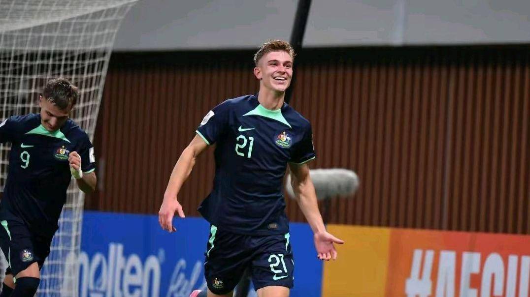 澳大利亚游泳选手团队战胜强敌，夺金