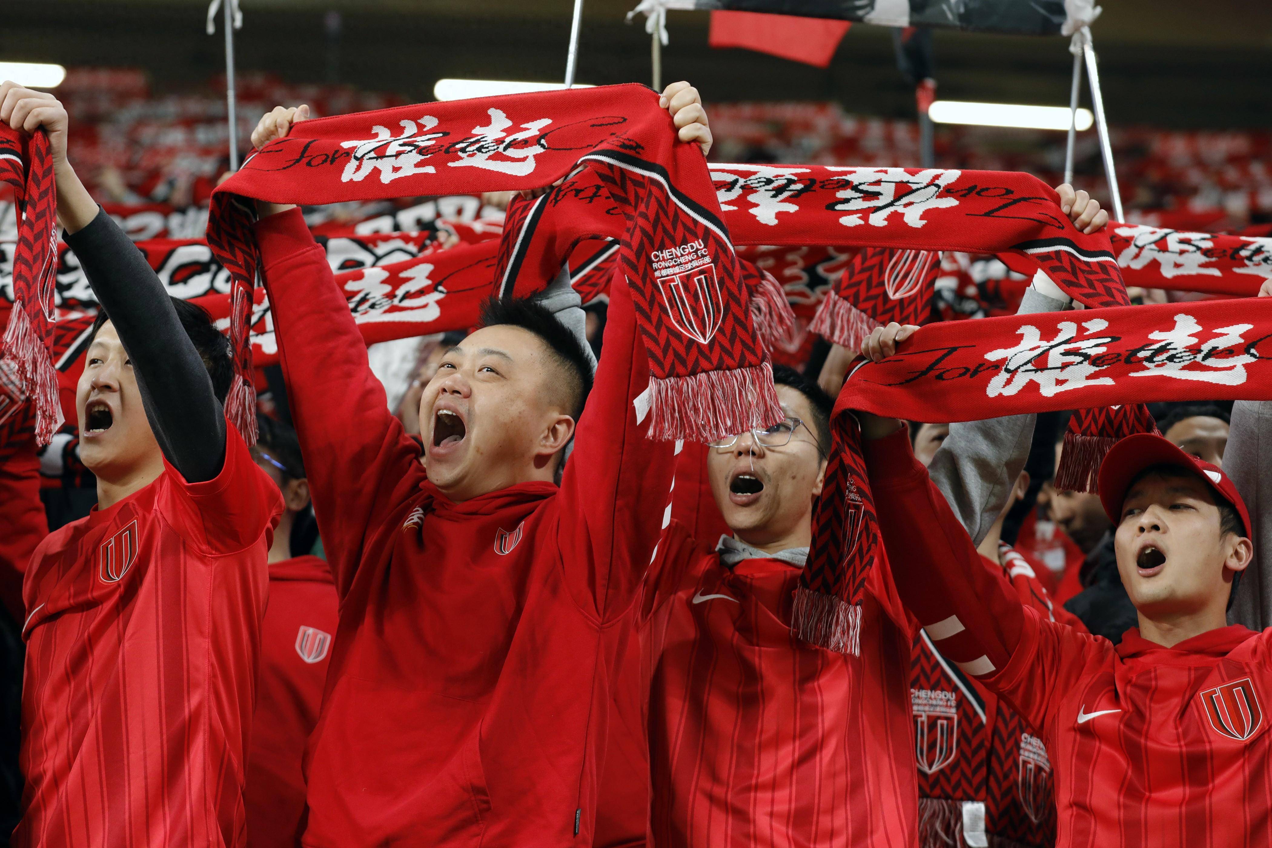 足球赛场上精彩纷呈,国内联赛成为热门话题 足球赛场上精彩纷呈,国内联赛成为热门话题