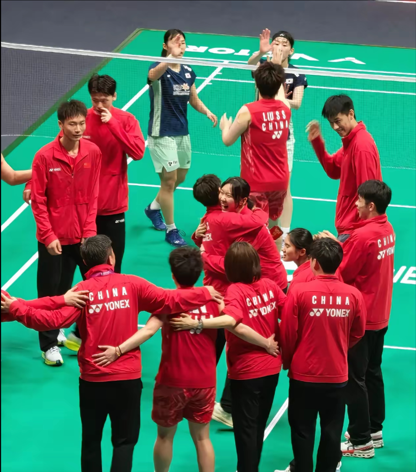 比赛中球员们展现了卓越的技术和团队合作,赢得了观众的喝彩 比赛中球员们展现了卓越的技术和团队合作,赢得了观众的喝彩