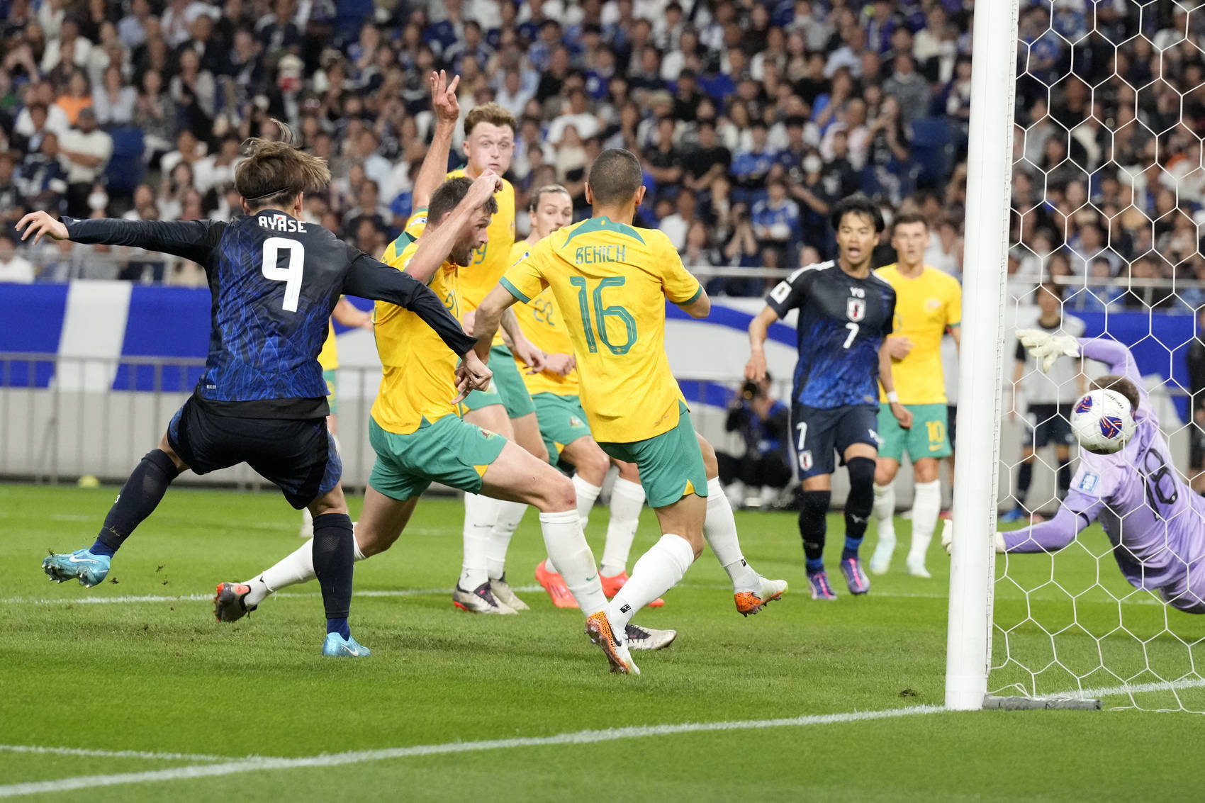 世界杯篮球预选赛现场战况激烈,球队捉对厮杀 世界杯篮球预选赛现场战况激烈,球队捉对厮杀