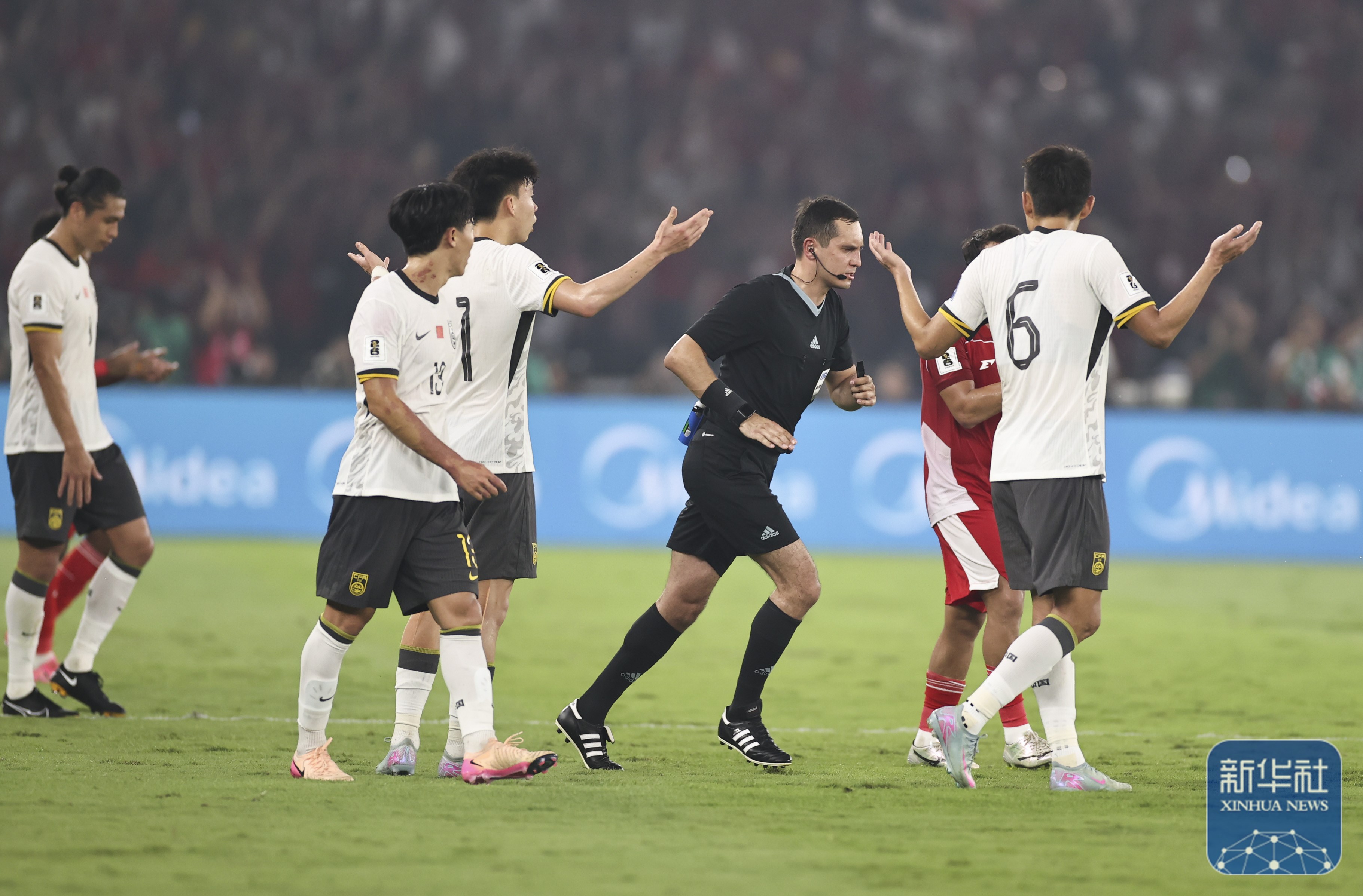 世界杯篮球预选赛现场战况激烈,球队捉对厮杀 世界杯篮球预选赛现场战况激烈,球队捉对厮杀