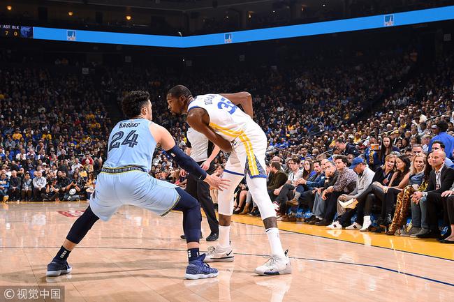 猛龙客场大胜灰熊,取得八连胜稳住榜首 猛龙客场大胜灰熊,取得八连胜稳住榜首