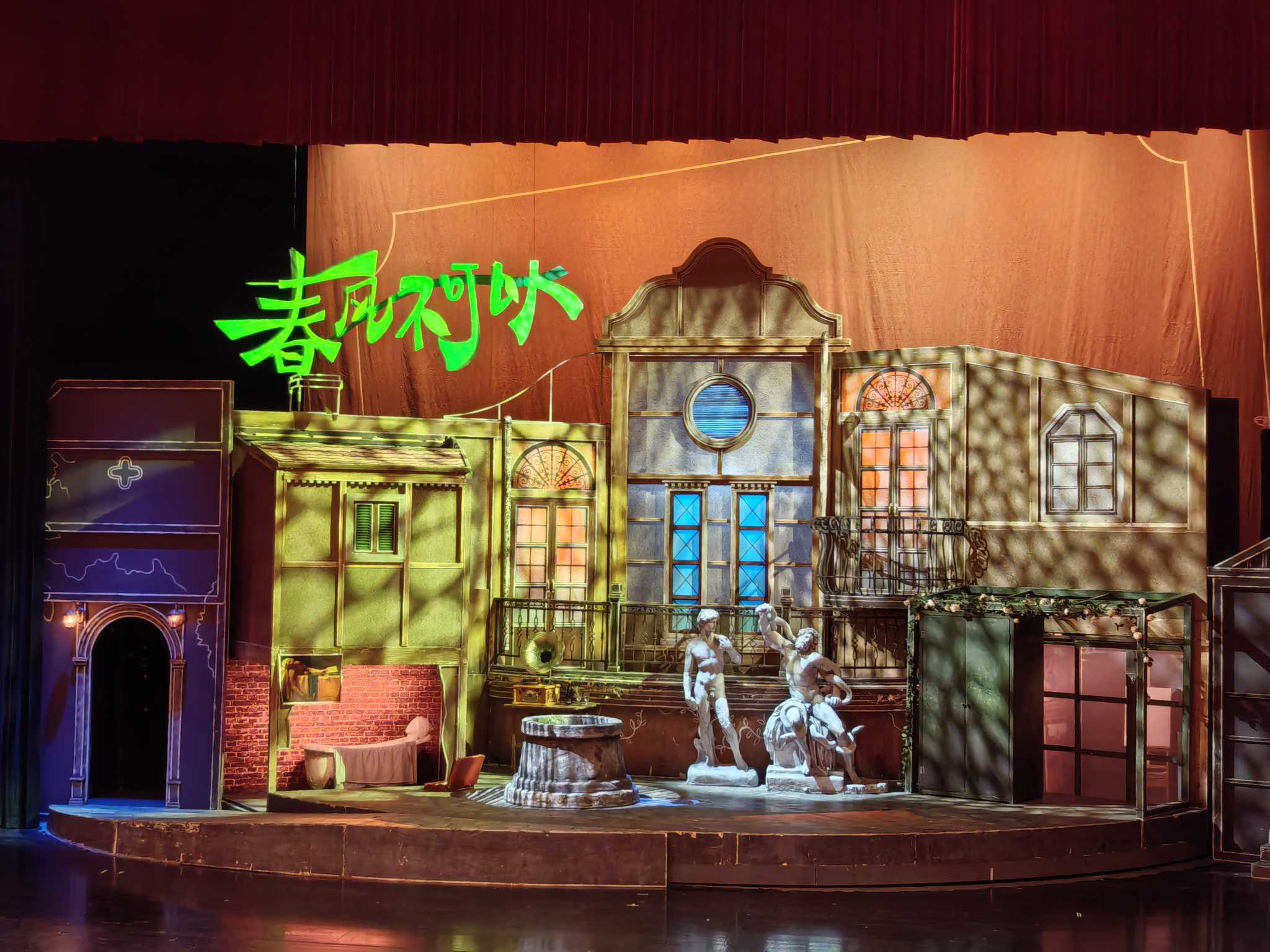 精彩一幕接着一幕,观众眼花缭乱 精彩一幕接着一幕,观众眼花缭乱