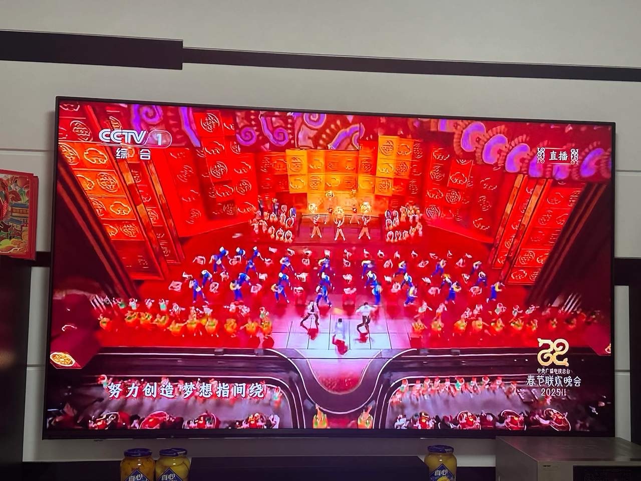 精彩一幕接着一幕,观众眼花缭乱 精彩一幕接着一幕,观众眼花缭乱