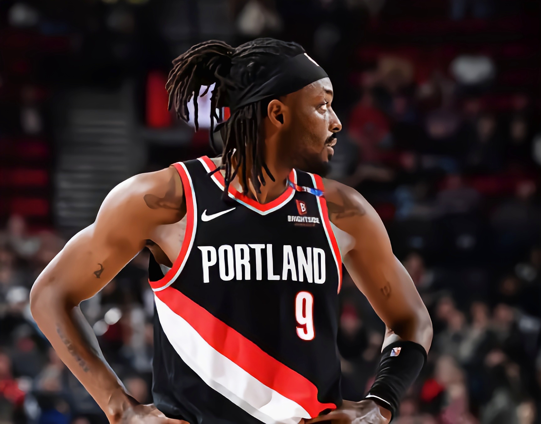 开拓者惊险战胜马刺继续保持不败