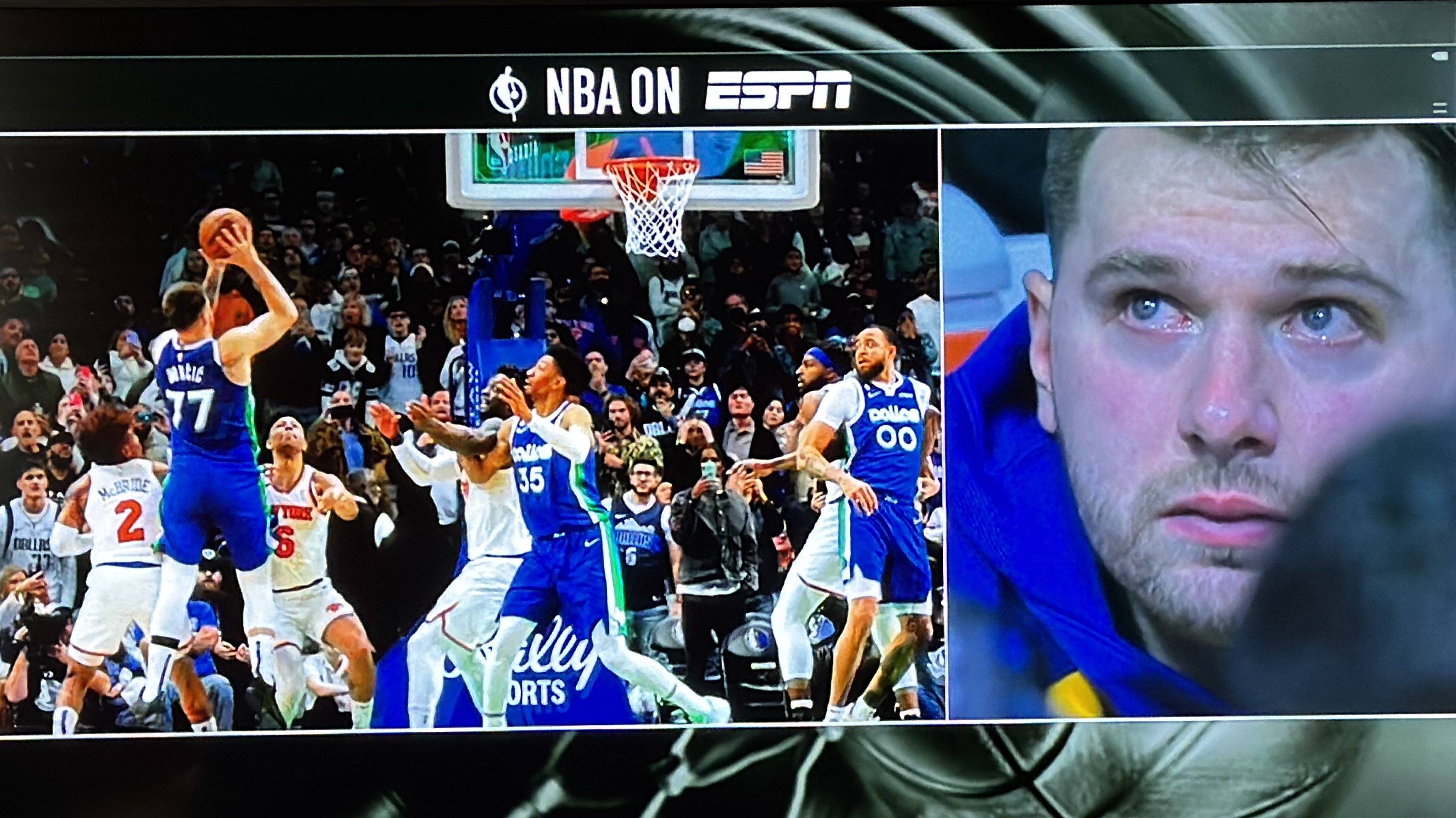 比赛中出现悬念,球迷热情欢呼 比赛中出现悬念,球迷热情欢呼