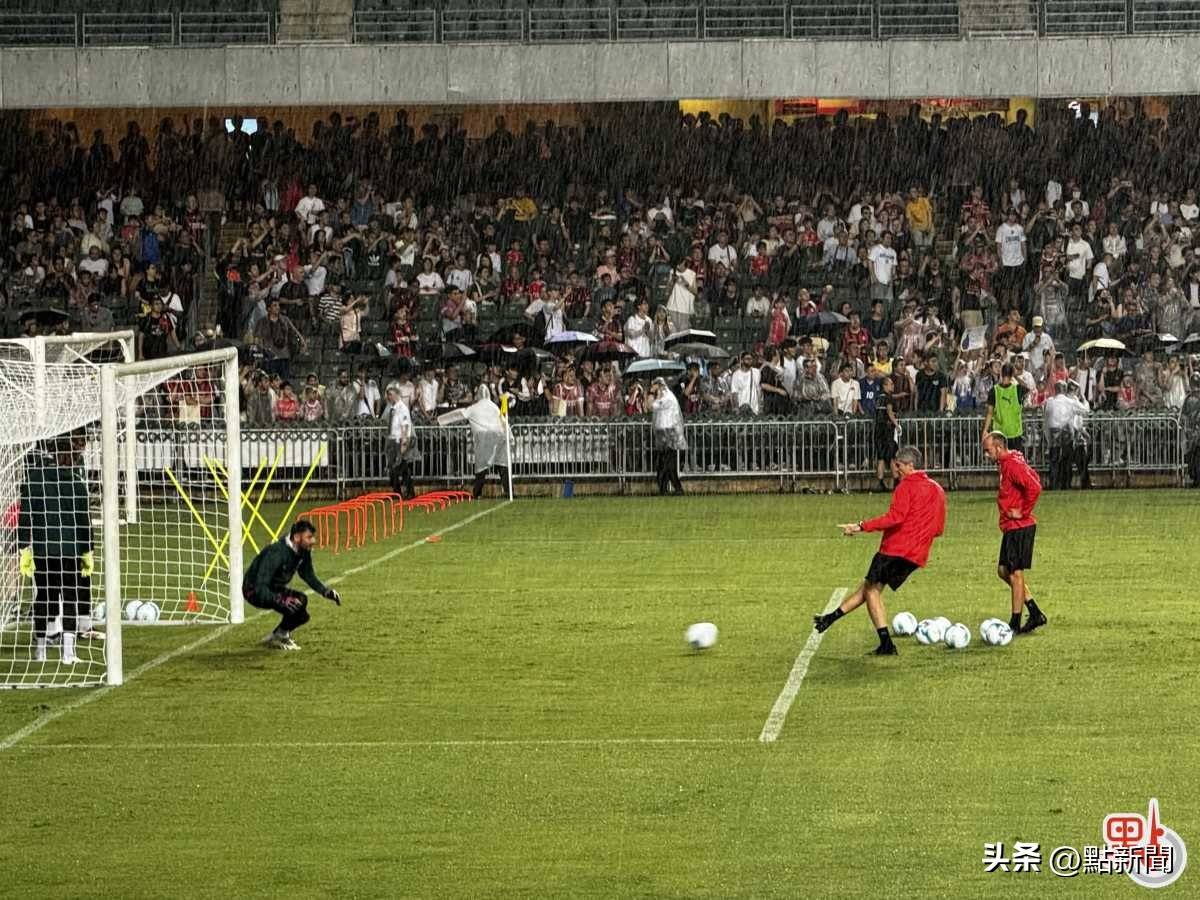 比赛中出现悬念,球迷热情欢呼 比赛中出现悬念,球迷热情欢呼