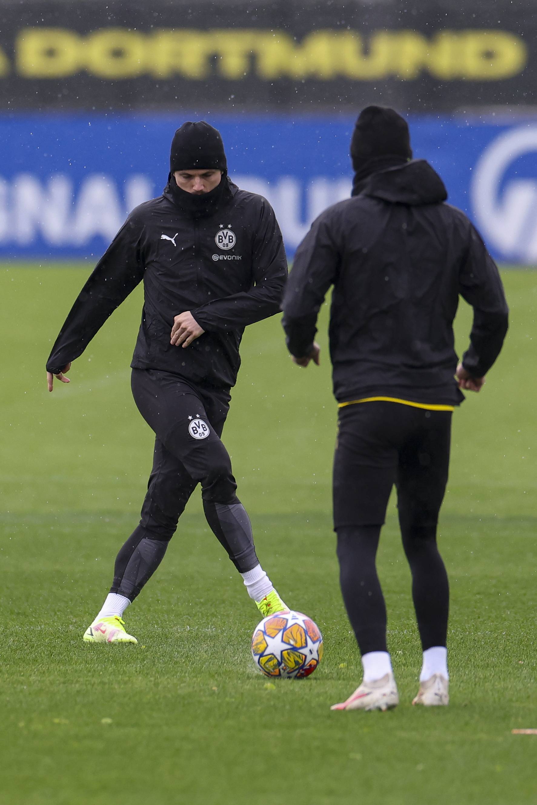 集体训练过程中,多特蒙德球员表现火热 集体训练过程中,多特蒙德球员表现火热