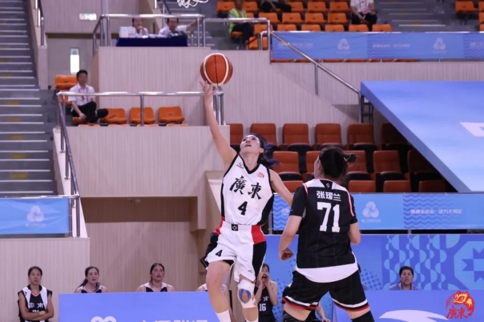 广东队在比赛中展现出色的篮球技艺 广东队在比赛中展现出色的篮球技艺