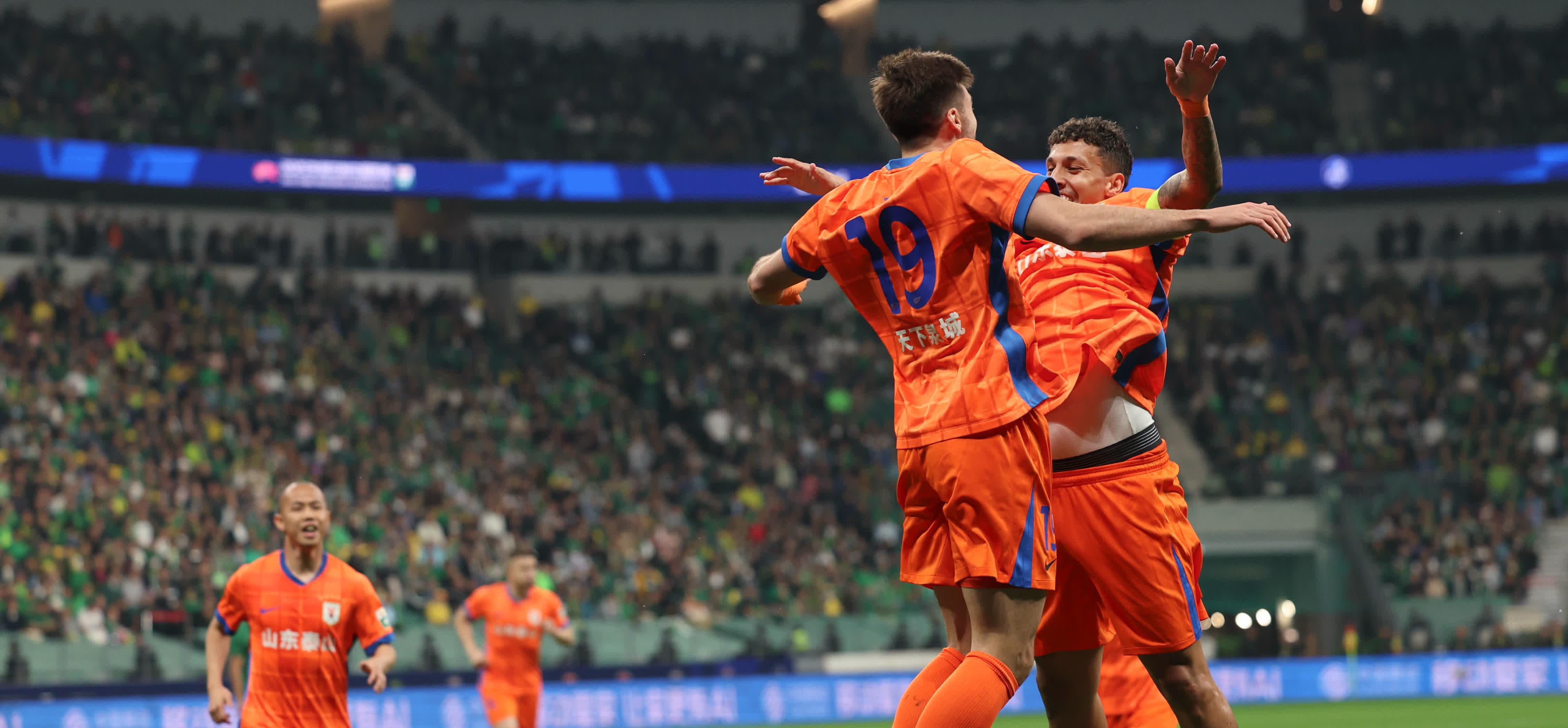 激烈角逐，国际足坛掀起热潮