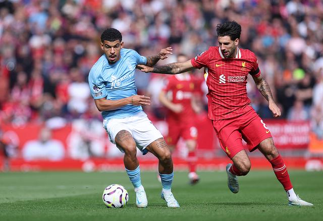 英超球队在联赛赛场上奋力拼搏