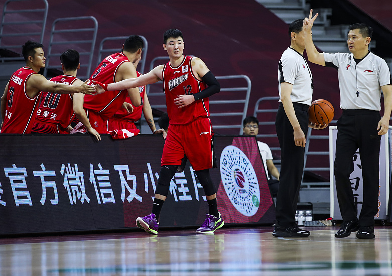 八一男篮主场大胜,冲击季后赛资格再次升温 八一男篮主场大胜,冲击季后赛资格再次升温