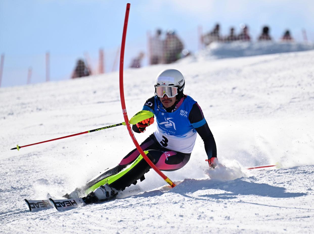 滑雪比赛选手技压群雄,勇夺桂冠 滑雪比赛选手技压群雄,勇夺桂冠