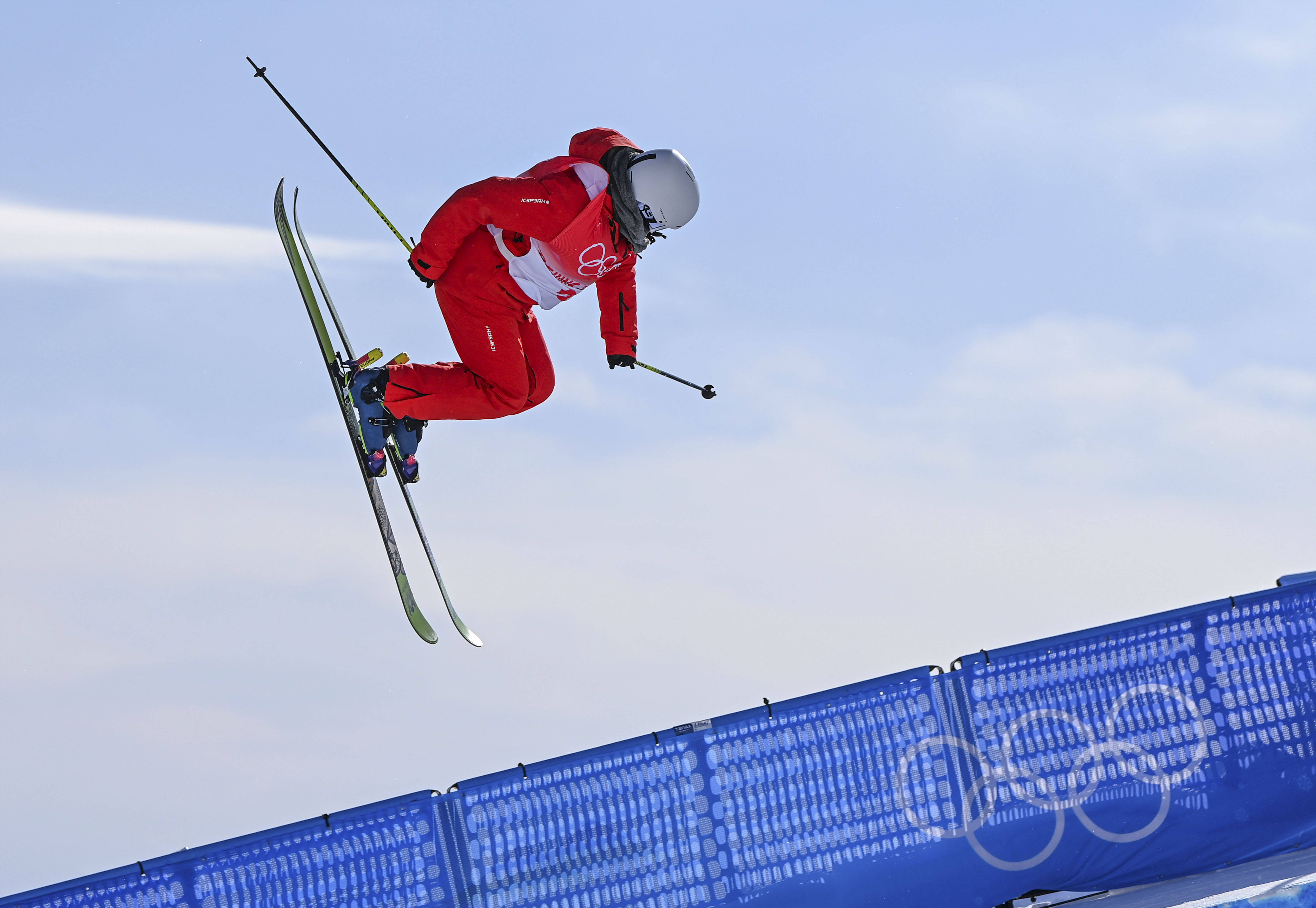 滑雪比赛选手技压群雄,勇夺桂冠 滑雪比赛选手技压群雄,勇夺桂冠