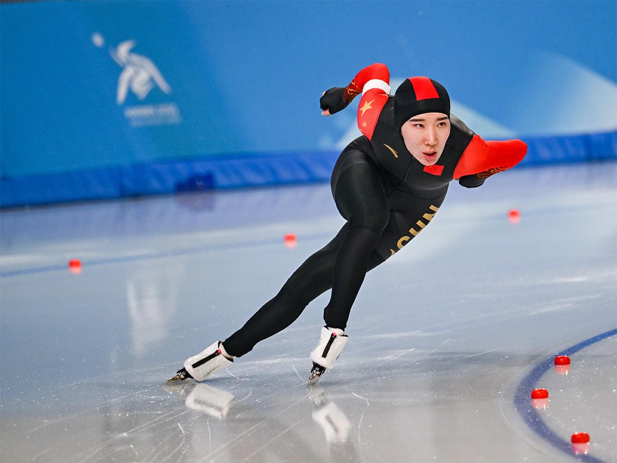 速度滑冰比赛闪现惊喜，东道主队球员夺冠