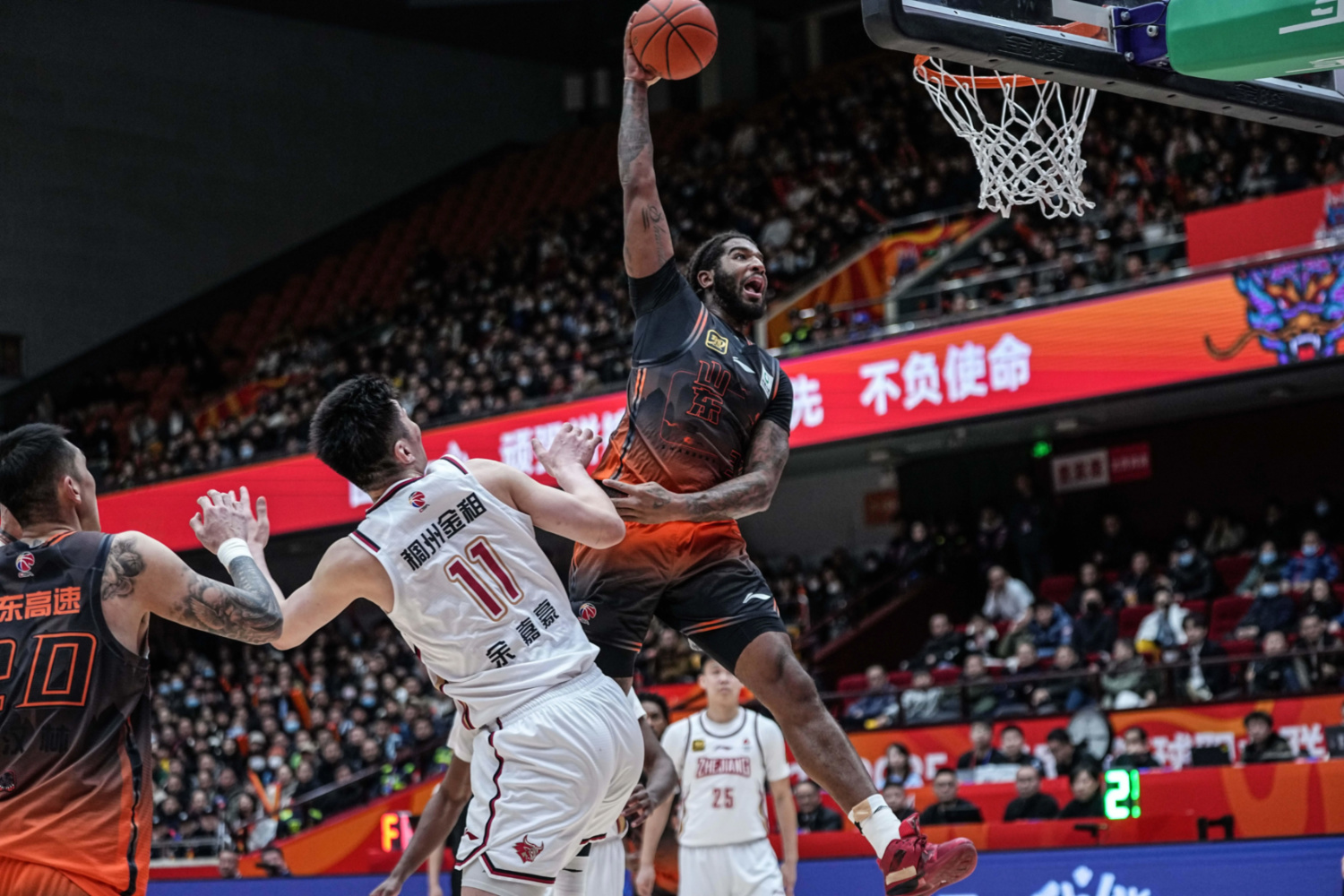 山东队队员场上拼搏，总能抓住机会