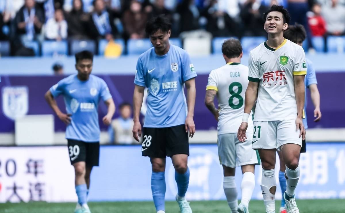 大连赛场上球员们斗志昂扬，决胜负