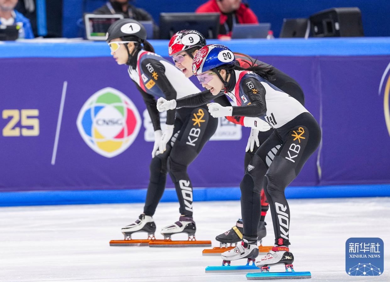 惊险战役:加拿大和韩国短道速滑选手激战 惊险战役:加拿大和韩国短道速滑选手激战