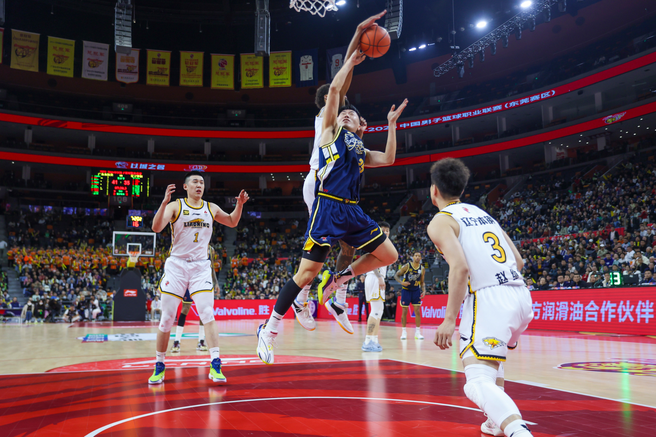 场面壮观：篮球比赛胶着战，胜负未定