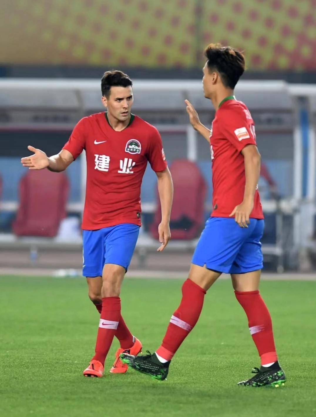 足球热潮席卷亚洲，球迷翘首以待