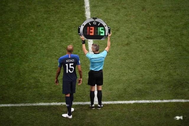 足球赛事精彩纷呈,各国球队奋力拼搏 足球赛事精彩纷呈,各国球队奋力拼搏