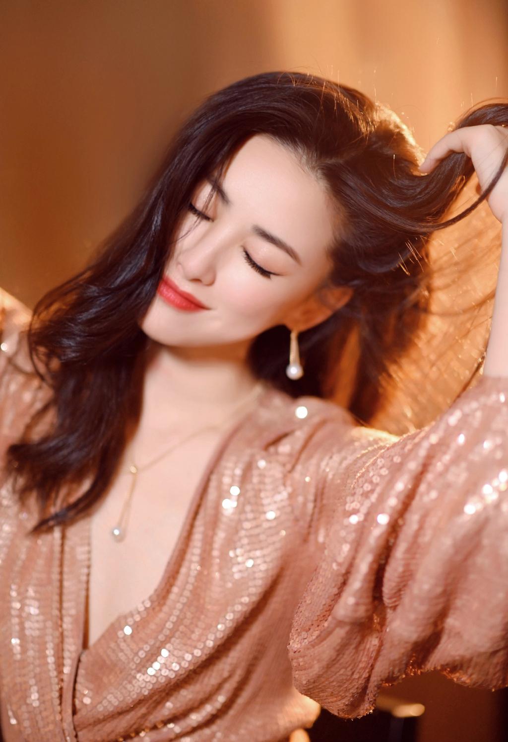 加拿大游泳新星崭露头角，夺冠成为年度最亮眼的新人