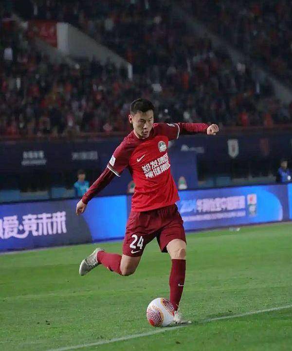 江苏中超战大连超越,江苏球队与辽宁队展开激动比赛 江苏中超战大连超越,江苏球队与辽宁队展开激动比赛