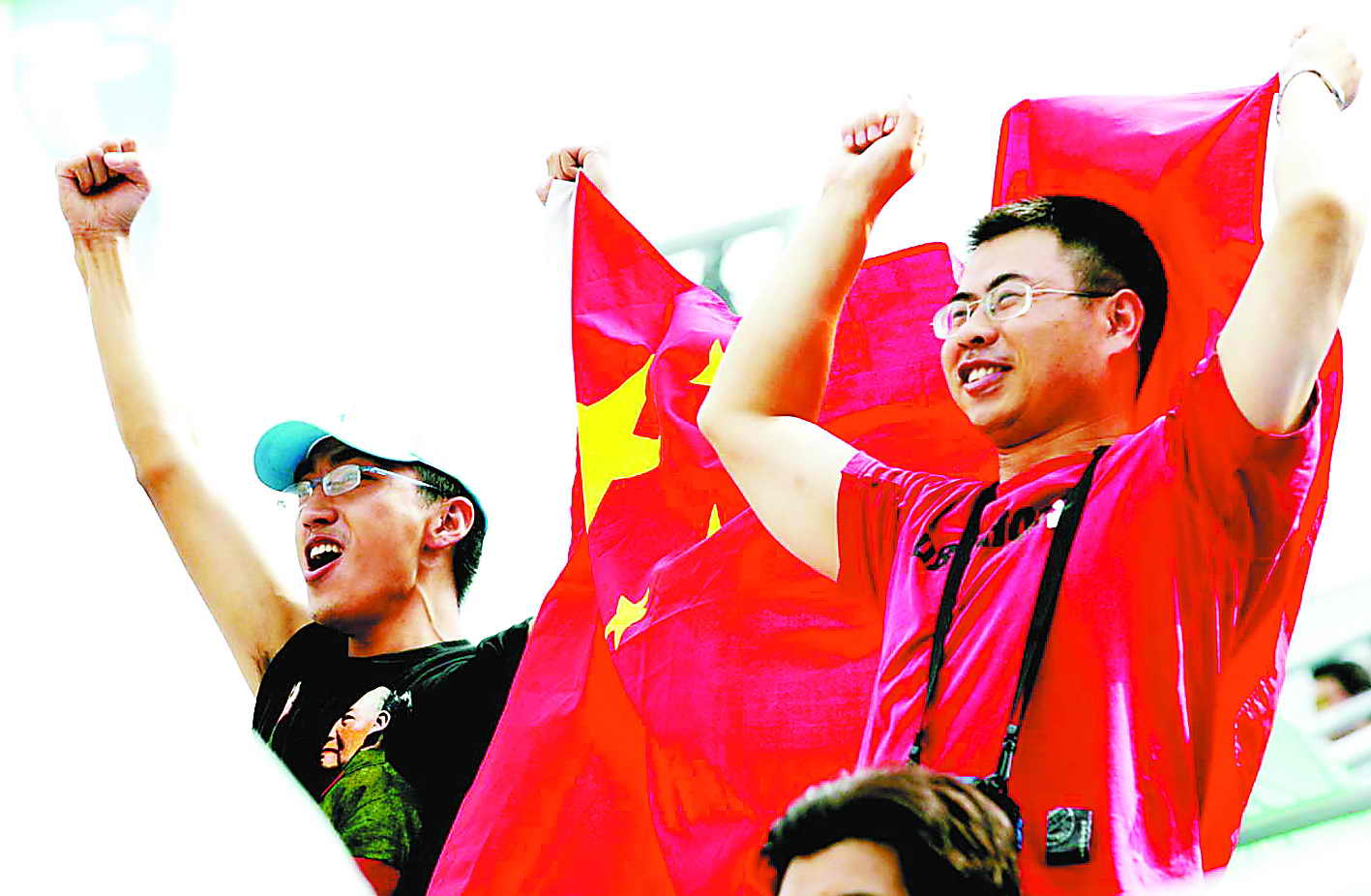 欧盟杯赛场观众热情似火，场面火爆