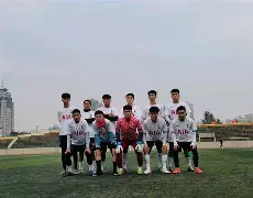 球员们在场上团结协作,齐心协力向胜利冲刺 球员们在场上团结协作,齐心协力向胜利冲刺