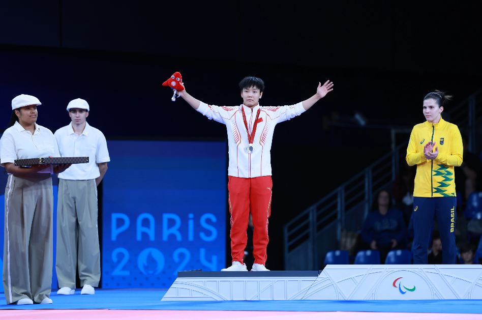 阿根廷运动员在柔道比赛中斩获金牌