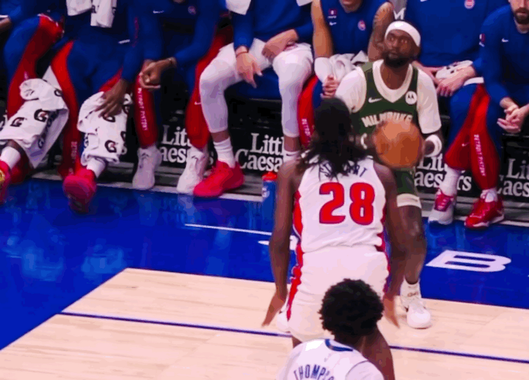 雄鹿中锋表现抢眼,全队掀翻对手 雄鹿中锋表现抢眼,全队掀翻对手