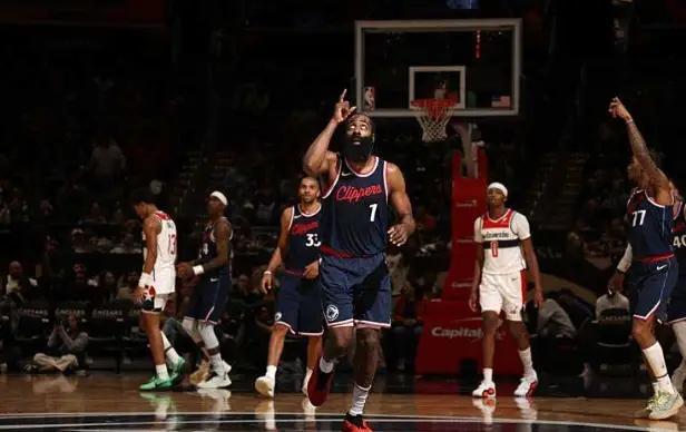 爵士队球员全力以赴,备战精神可嘉 爵士队球员全力以赴,备战精神可嘉