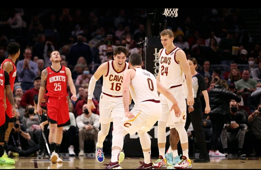 雄鹿力克骑士，保持联盟榜首位置