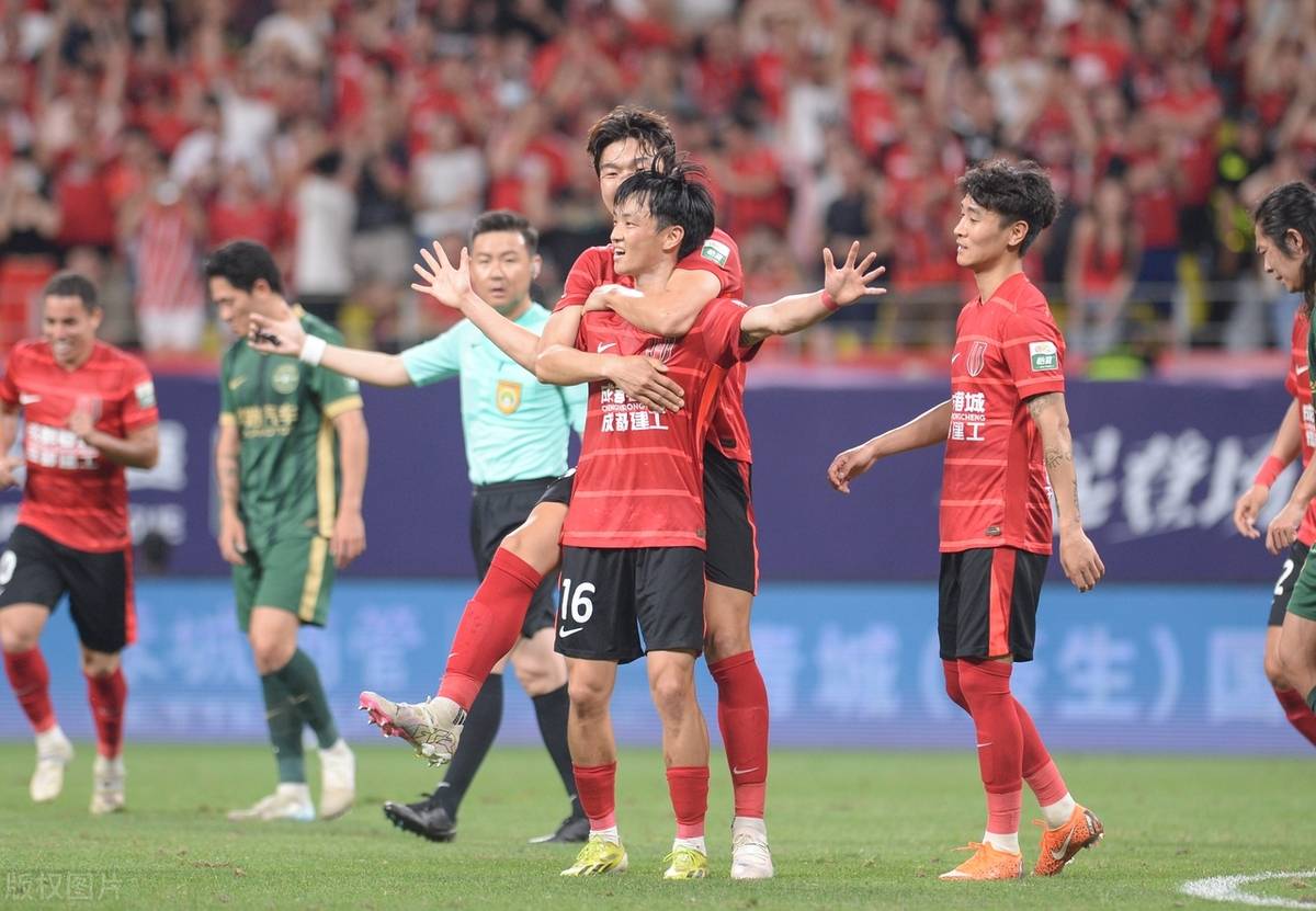 战绩亮眼:中超联赛中球队表现稳健,积分攀升 战绩亮眼:中超联赛中球队表现稳健,积分攀升