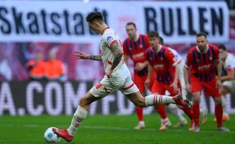 曼联轻松战胜纽卡，开启新赛季好局