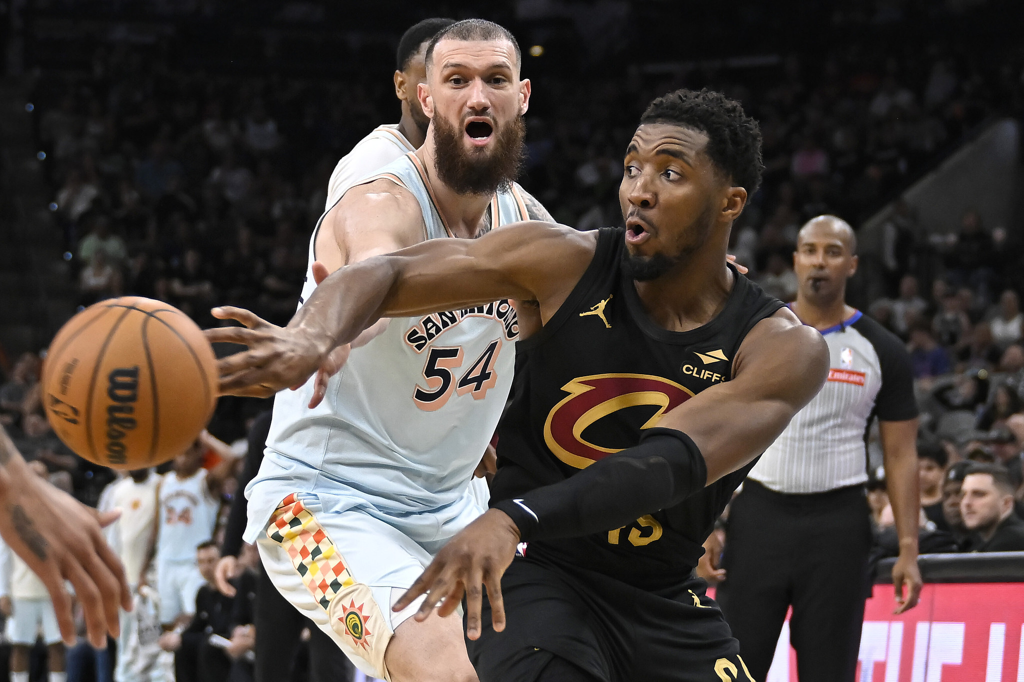 开拓者不敌马刺,西部排名继续下滑 开拓者不敌马刺,西部排名继续下滑