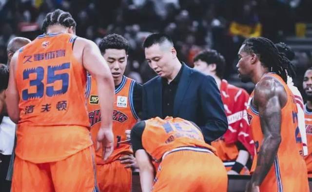 上海男篮不敌浙江队,遭遇三连败 上海男篮不敌浙江队,遭遇三连败