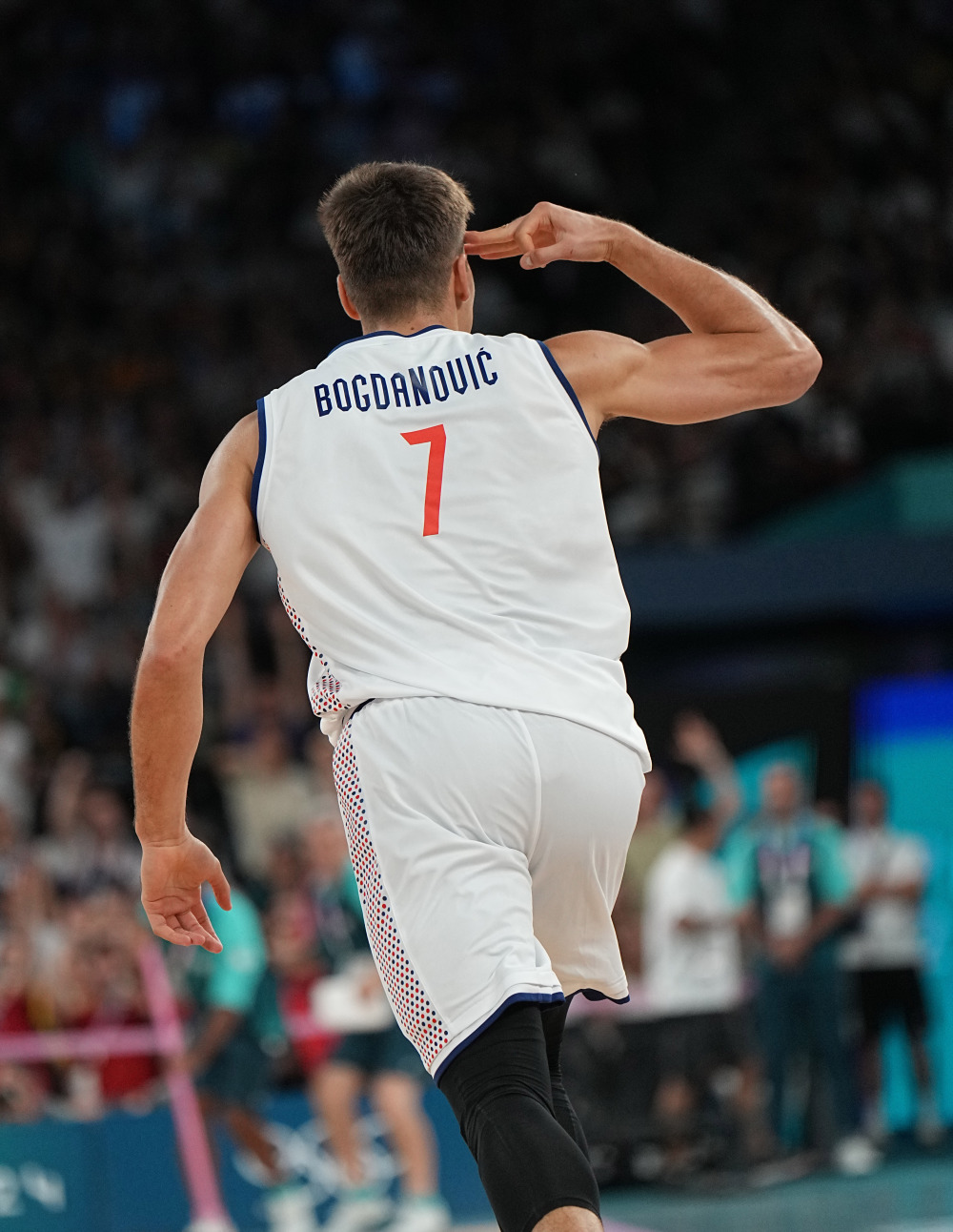 塞尔维亚篮球联赛开幕,球迷热情支持 塞尔维亚篮球联赛开幕,球迷热情支持