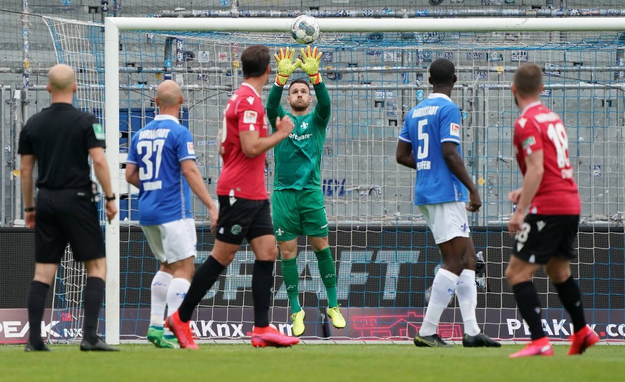 汉诺威96主场遭遇失利,遭遇困境积分榜倒数 汉诺威96主场遭遇失利,遭遇困境积分榜倒数