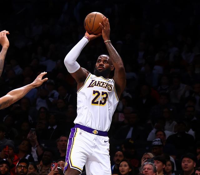 威廉希尔官网-詹姆斯联手厄文，湖人队再次取得胜利