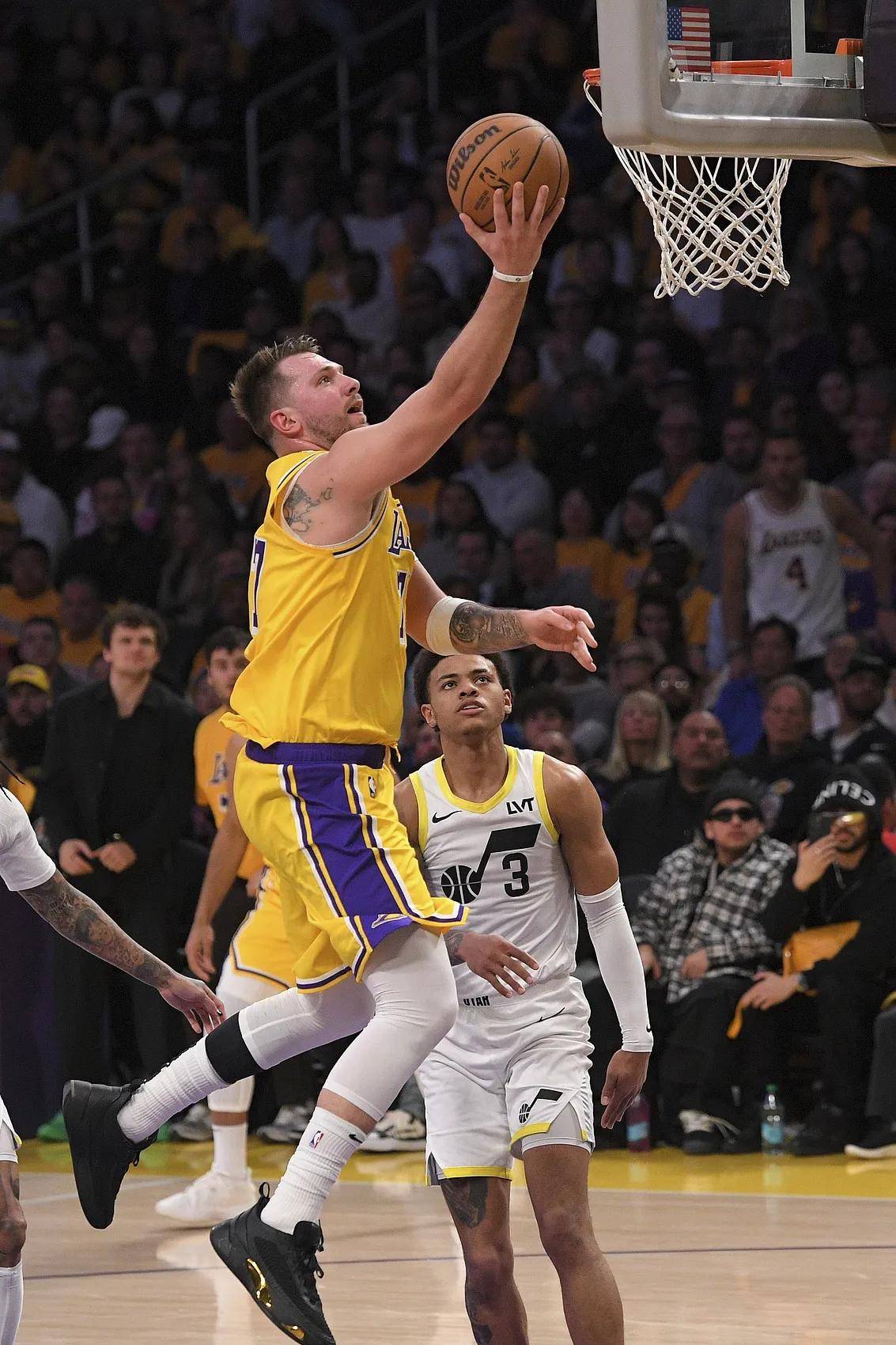 爵士中场进球,送出完美助攻 爵士中场进球,送出完美助攻