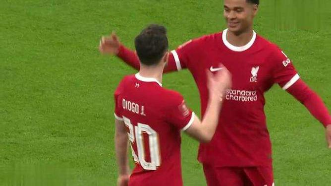 利物浦大胜诺维奇,继续保持不败 利物浦大胜诺维奇,继续保持不败