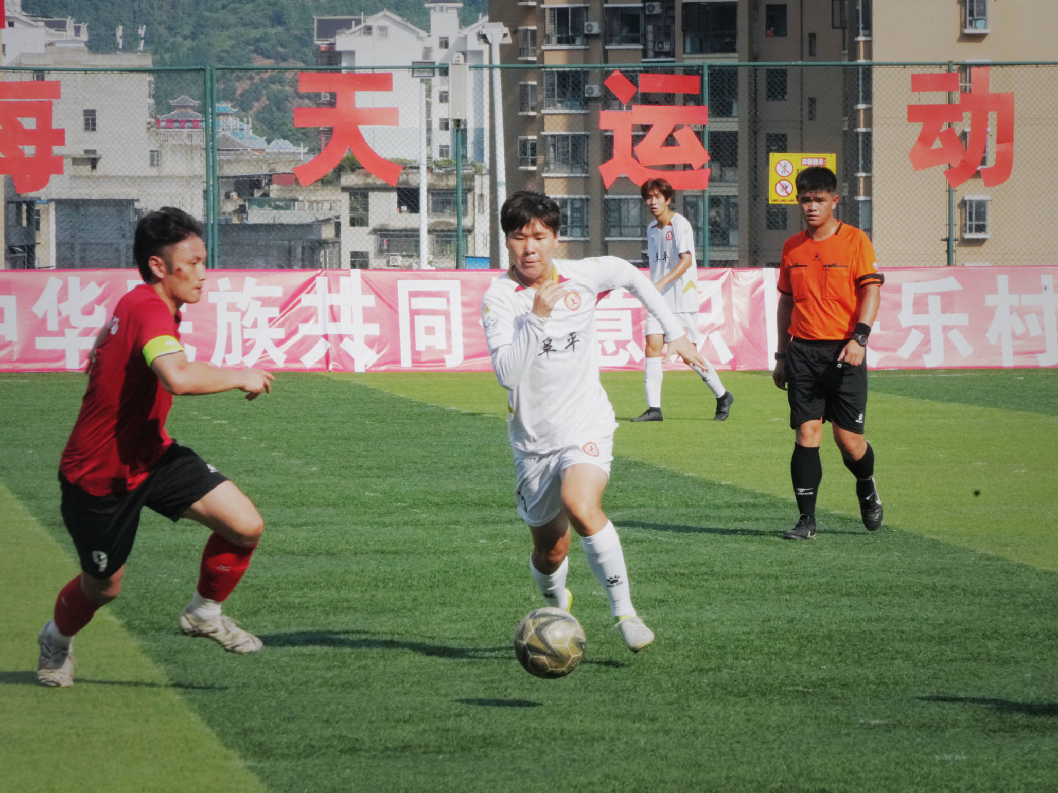 运动员拼尽全力,取得骄人战绩 运动员拼尽全力,取得骄人战绩