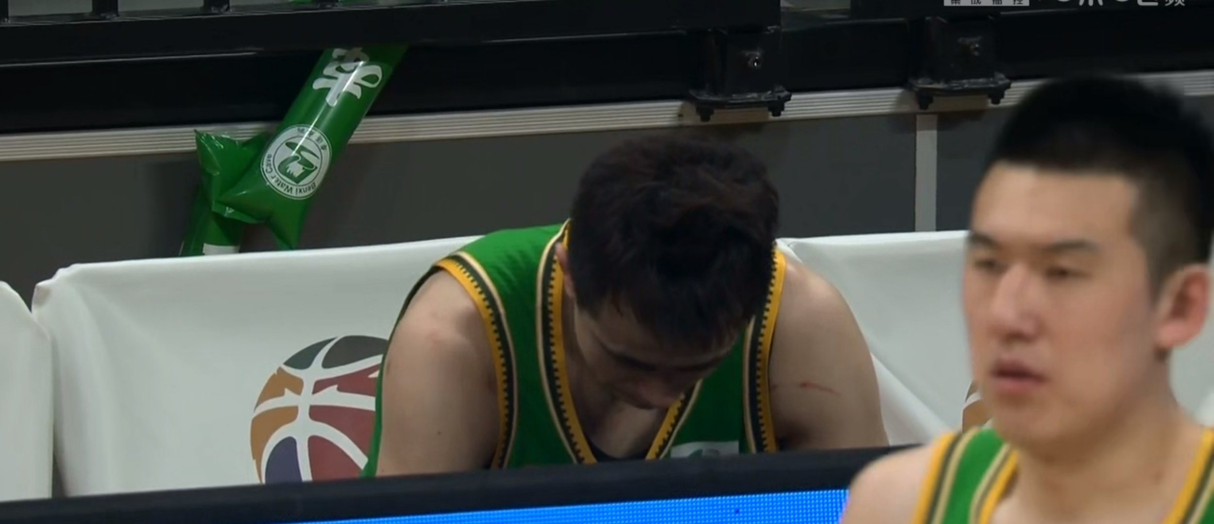 中国职篮联赛中球员受伤情况频发，引发关注