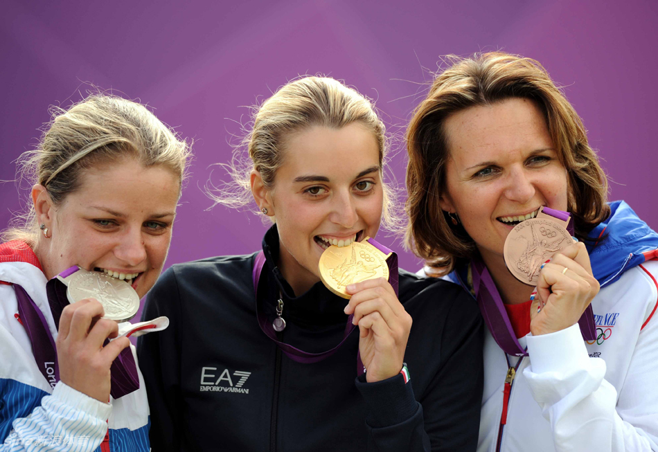 赛艇女子双人划艇赛场上，意大利选手奋力摘金！