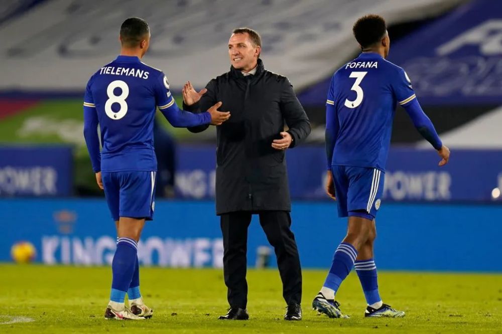 桑托斯战平戛拿斯队，争夺榜首胜绩