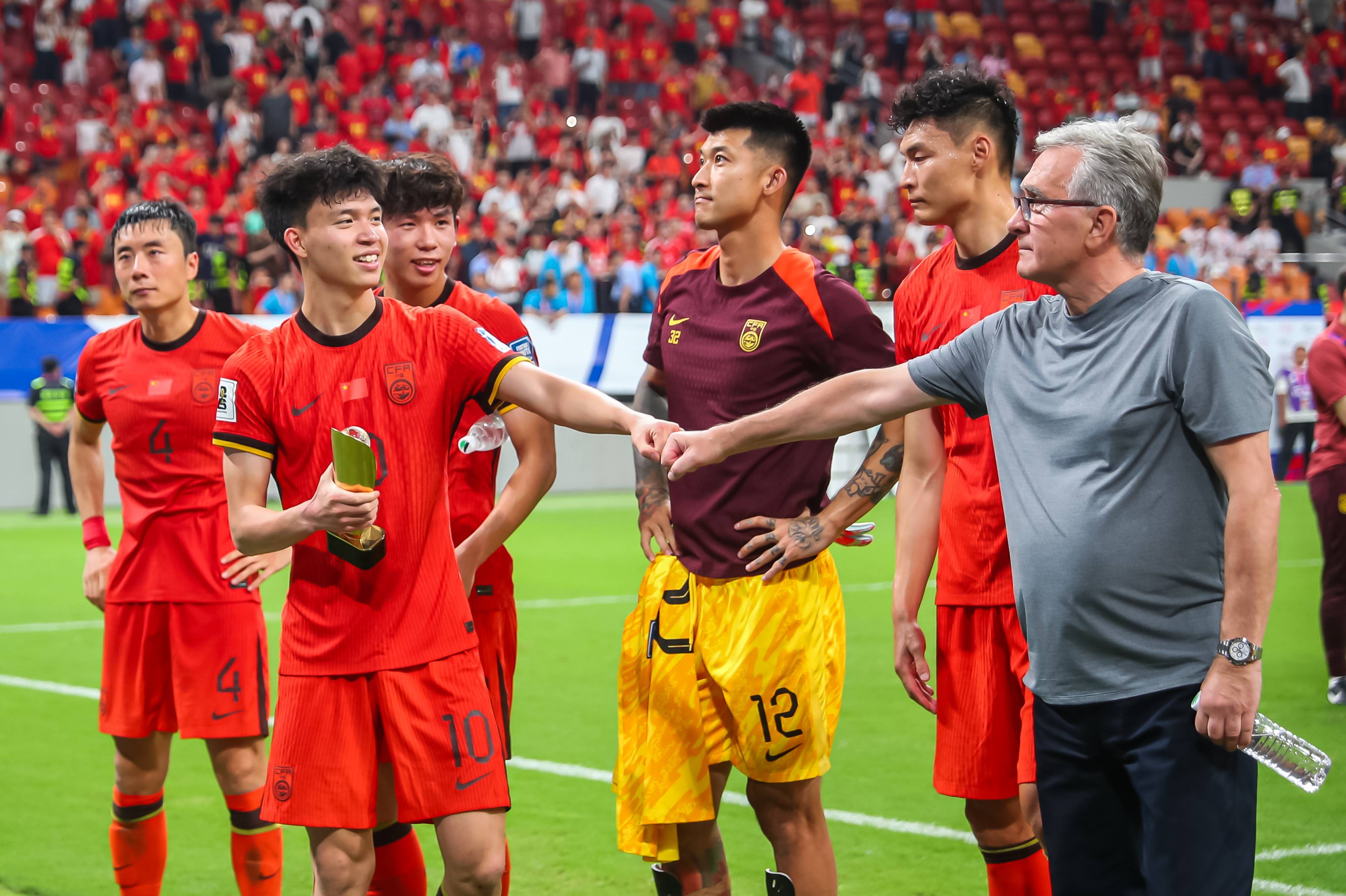 威廉希尔中文站-亚洲足球风起云涌，豪门对阵引人瞩目